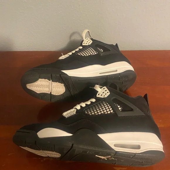 Jordan Black and White Low-Top Sneakers Air Jordan 4 Retro Thunder - Picture 8 of 10